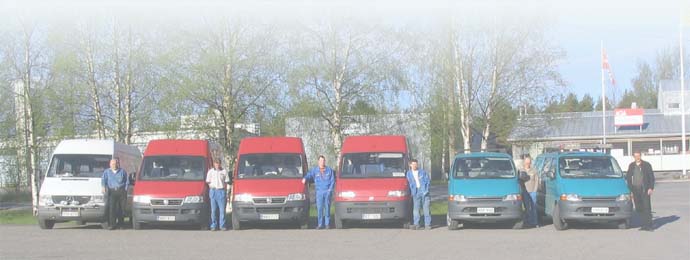 Hohto Sähkö Oy:n huoltoautot ja ammattitaitoinen henkilökunta rivissä